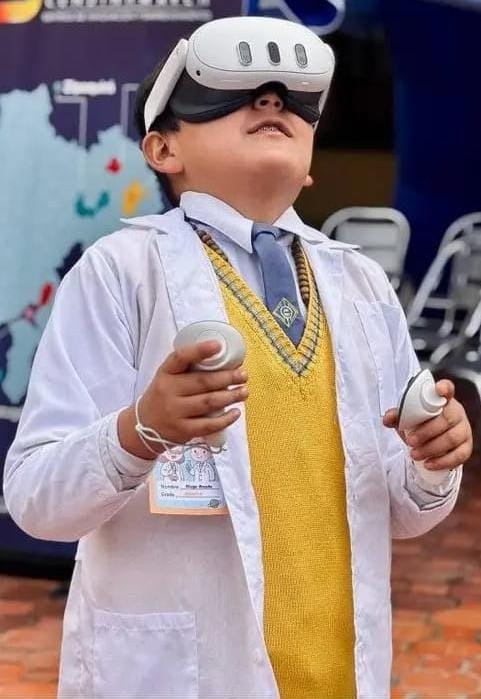 Estudiante participando en una experiencia de realidad virtual