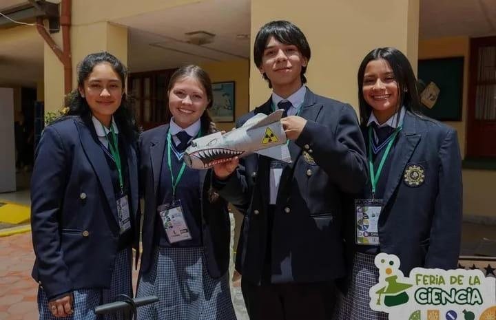 Grupo de estudiantes presentando un proyecto en una feria de ciencia